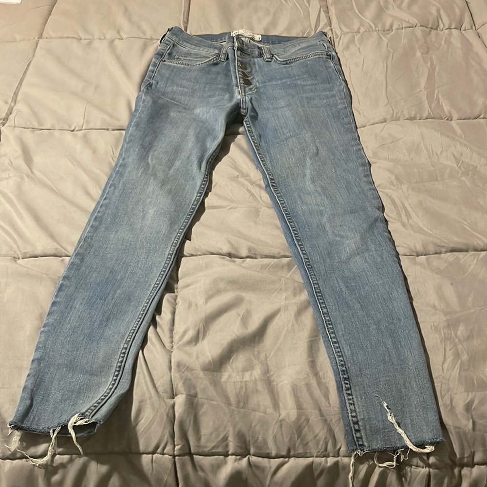 Free People jeans. Like new. Only worn once. Button fly. Size 27W.